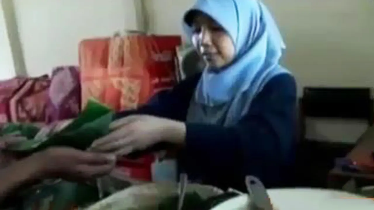 Banjir Rendam Jalan Ibu Kota hingga Cara Unik Kurangi Plastik