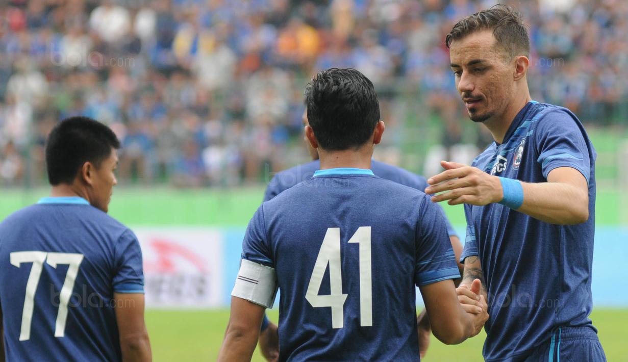 Gelandang Arema FC, Rodrigo Ost, memberi selamat kepada kapten baru, Dendi Santoso sebelum laga uji coba melawan PSIS di Stadion Gajayana, Malang, Kamis (4/1/2018). Arema FC menang 5-3 atas PSIS. (Bola.com/Iwan Setiawan)