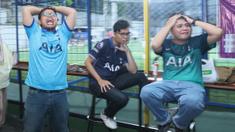 Ekspresi kecewa suporter Tottenham Hotspur saat menyaksikan tim kesayangannya beraksi pada Roaring Night pertandingan Liga Inggris 2023/2024 antara Everton kontra Tottenham Hotspur yang diselenggarakan di Pitch 98 Kemang, Jakarta Selatan, Sabtu (3/2/2024) malam. (Bola.com/M Iqbal Ichsan)