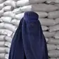 Seorang perempuan Afghanistan menunggu untuk menerima jatah makanan yang didistribusikan oleh kelompok bantuan kemanusiaan Korea Selatan, di Kabul, Selasa (10/5/2022). Taliban pada Sabtu pekan lalu memerintahkan semua perempuan Afghanistan menutupi seluruh tubuhnya atau mengenakan burqa tradisional di depan umum. (AP Photo/Ebrahim Noroozi)