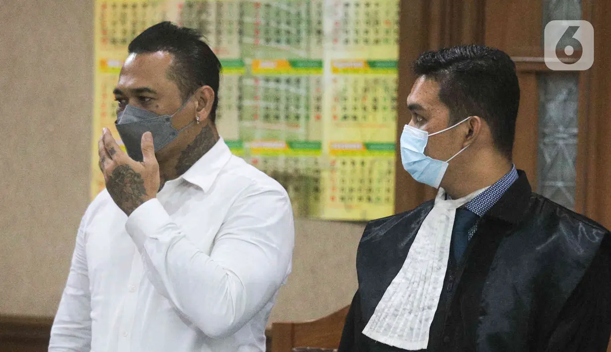Terdakwa I Gede Ari Astina atau Jerinx SID (kiri) bersiap menjalani sidang lanjutan kasus pengancaman melalui media elektronik pada Adam Deni di PN Jakarta Pusat, Jakarta, Senin (14/2/2022). Dia tak mau lagi masuk ke lubang yang sama untuk kesekian kalinya. (Liputan6.com/Herman Zakharia)