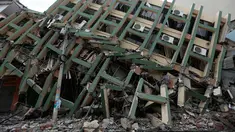 Pemandangan sebuah bangunan yang runtuh setelah diguncang gempa 7,8 SR di Portoviejo, Ekuador, Minggu (17/4). Hingga hari ini (18/4/2016), sudah 246 orang meninggal dan 2.527 lainnya terluka.  (Juan Cevallos/AFP)
