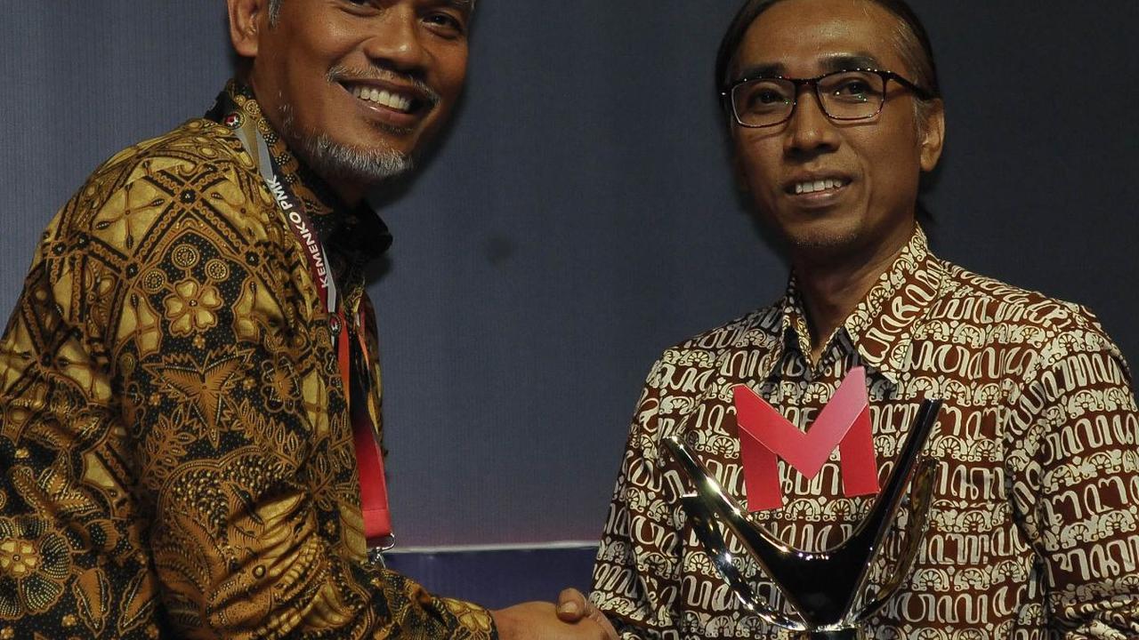 Kemudian, Perwakilan Kementerian Koordinator Bidang Pembangunan Manusia dan Kebudayaan juga memberikan penghargaan kepada sosok Inspiratif Bidang Budaya, Setya Amrih Prasaja.