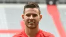 Bek baru Bayern Munchen, Lucas Hernandez berpose saat dirinya diperkenalkan secara resmi di Allianz Arena, Munich, Senin (8/7/2019). Lucas Hernandez menjadi bek termahal di dunia setelah diboyong Bayern Munchen dari Atletico Madrid dengan harga 80 juta euro (Rp 1,2 triliun). (Christof STACHE/AFP)
