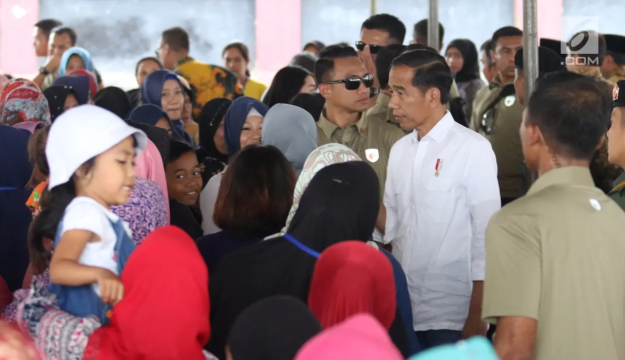 Presiden Joko Widodo menyapa ibu-ibu penerima program Membina Keluarga Sejahtera (Mekaar) di Garut, Jawa Barat, Jumat (18/1). Jokowi melihat-lihat berbagai hasil usaha yang dipamerkan para ibu dari program Mekaar di Garut. (Liputan6.com/Angga Yuniar)