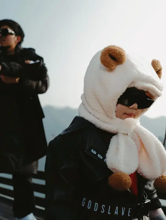 Ameena terlihat seperti boneka dengan sneakers putih, sarung tangan dan penutup kepala bentuk boneka [@ameenaatta]