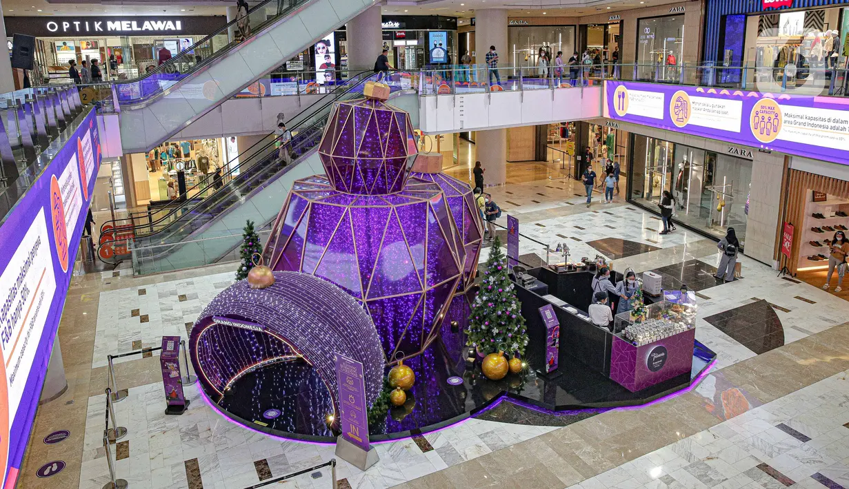 Dekorasi perayaan Natal bertema "A Shining Shimmering Christmas" di Mal Grand Indonesia, Jakarta, Senin (13/12/2021). Pusat perbelanjaan tersebut mempersembahkan “A Shining Shimmering Christmas” yang dilaksanakan mulai tanggal 5 Desember 2021 hingga 9 Januari 2022. (Liputan6.com/Faizal Fanani)