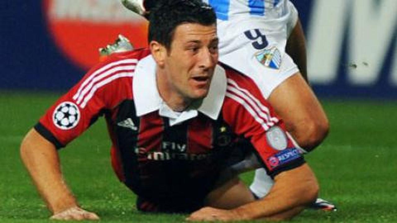 Milan krisis bek sentral
