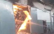 Kebakaran Gudang Plastik di Jakbar, Sudin Gulkarmat Terjunkan Alat Berat