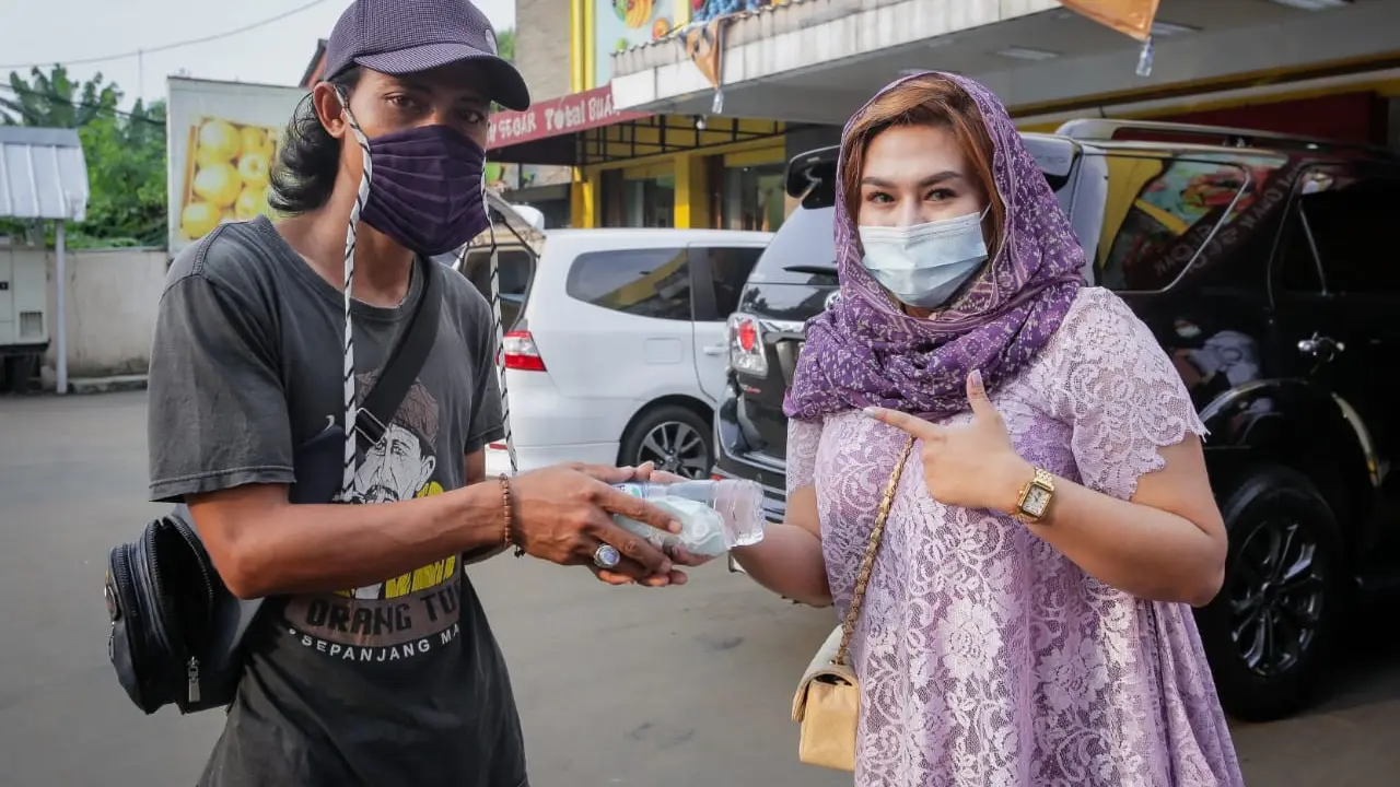 Fara Fibula bagikan takjil