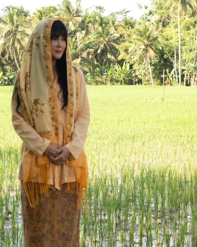 4. Kerudung Soga Motif Floral