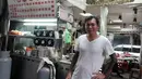 Mantan gangster Taiwan, Yen Wei-shun berpose di kedai mi usaha keluarganya di pasar tradisional New Taipei City, 4 September 2018. Yen mengaku membagikan 600-700 mangkok mi kuah gratis per bulan yang sebagian besar dibayar oleh pendonor. (SAM YEH/AFP)