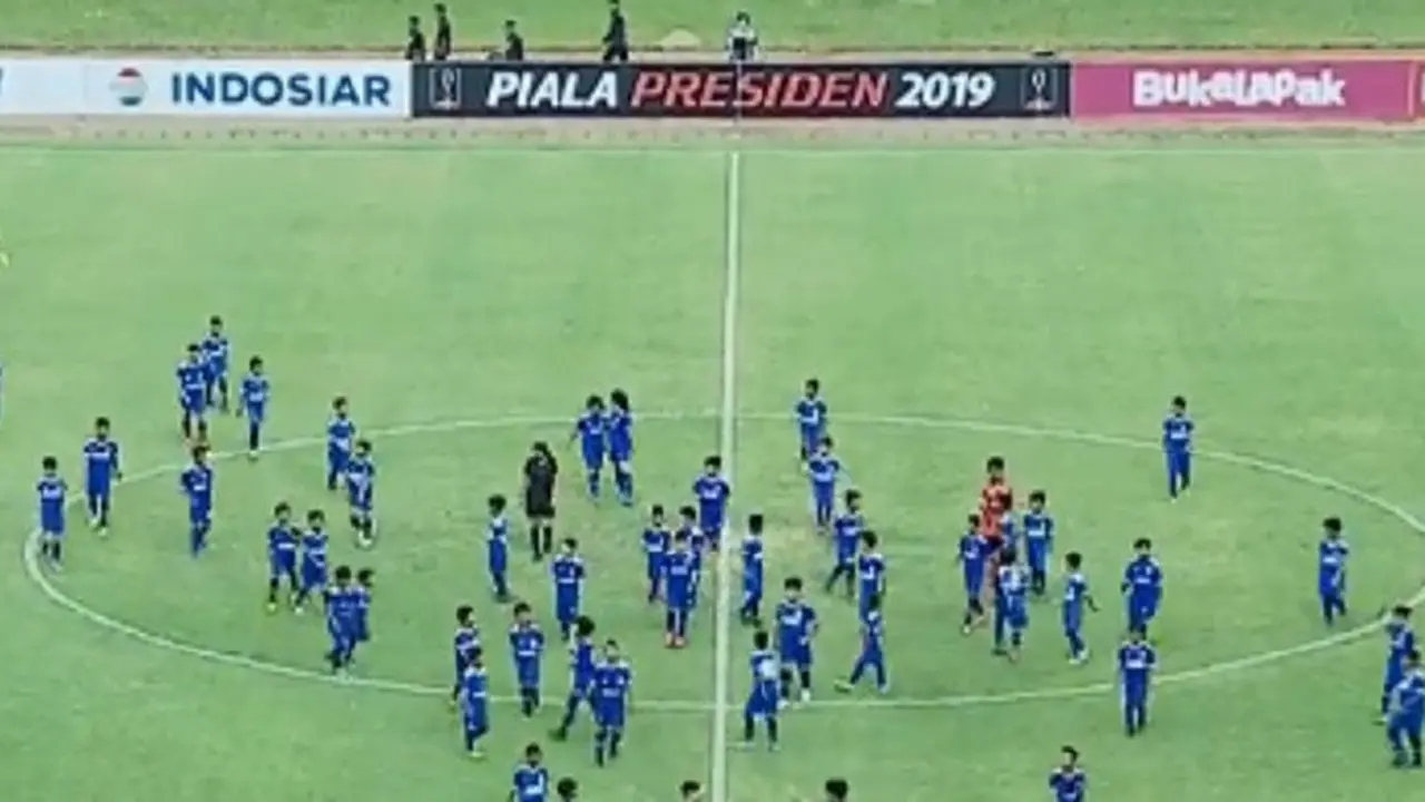 Pembukaan Piala Presiden 2019 di Stadion Si Jalak Harupat Sabtu (2/3/3019) melibatkan anak-anak SSB yang berhadapan dengan para pemain klub Liga 1