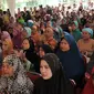 Warga bertepuk tangan saat menghadiri pendistribusian Kartu Lansia Jakarta (KLJ) di Jakarta Islamic Center, Koja, Rabu (24/4). Penerima KLJ mendapatkan Rp 600.000 per bulan sebagai bentuk pemberian bantuan sosial untuk pemenuhan kebutuhan dasar bagi lanjut usia. (merdeka.com/Iqbal S. Nugroho)