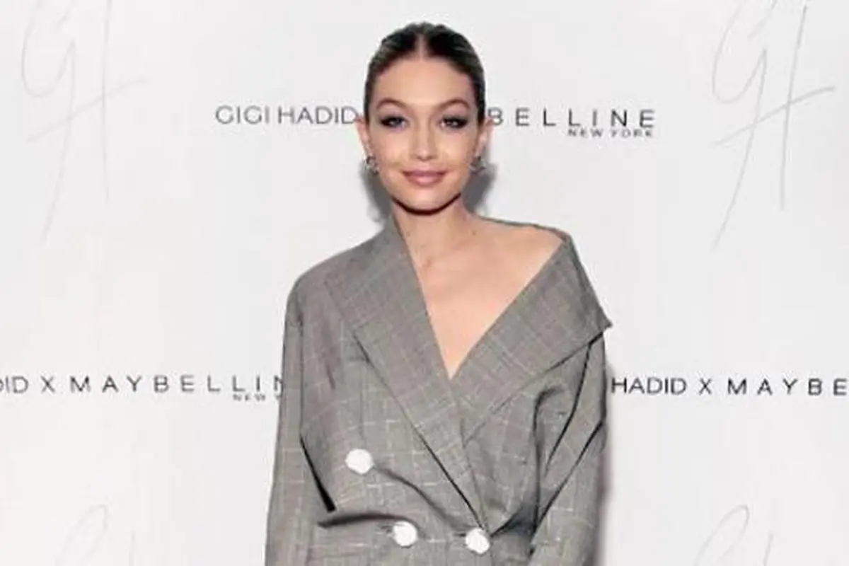 Mengejutkan, Gigi Hadid Pamer Bulu Ketiak
