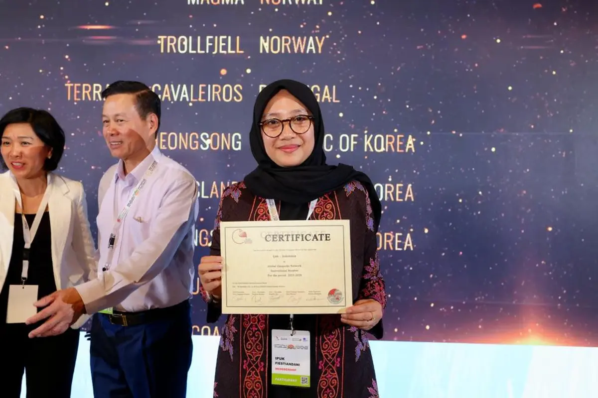 Bupati Banyuwangi Ipuk Fiestiandani menerima Piagam penetapan sebagai Global Geoparks Network (Istimewa)