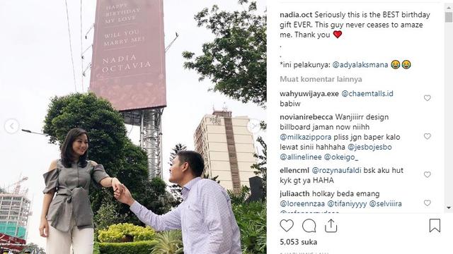 dilamar pakai baliho (foto: instagram/@nadia.oct)