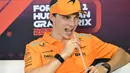 Pembalap McLaren asal Australia, Oscar Piastri bereaksi dalam konferensi pers di lintasan balap Hungaroring, Mogyorod, dekat Budapest, 18 Juli 2024. (ATTILA KISBENEDEK/AFP)