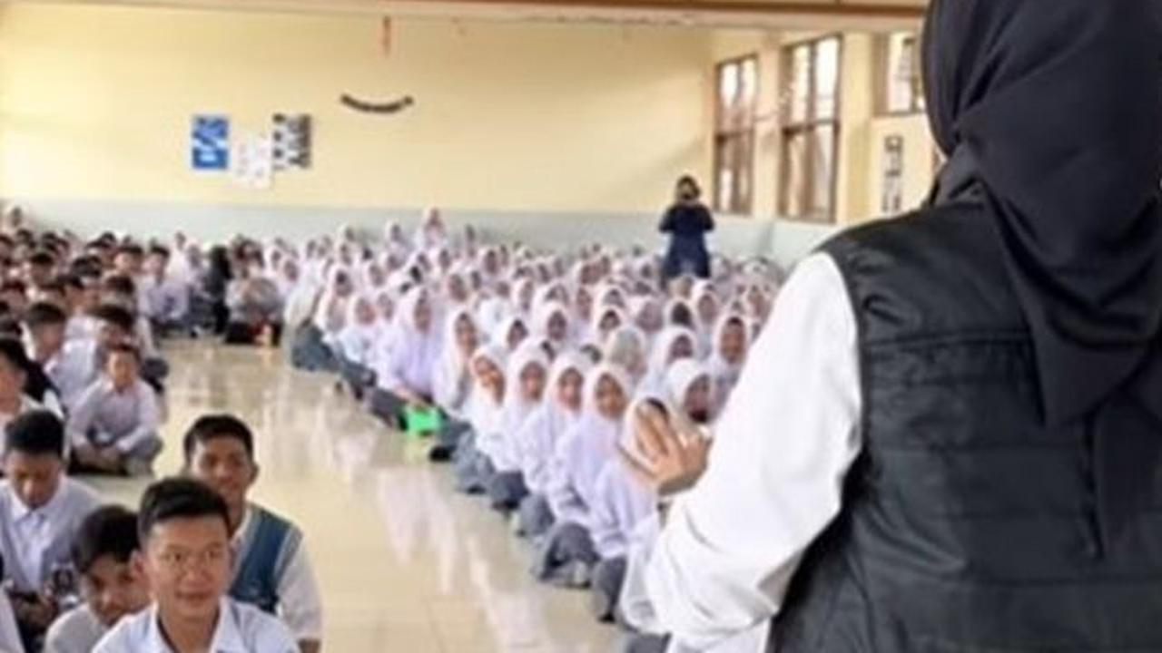 Selain itu, Sonya juga diberikan sambutan dengan tarian oleh siswi-siswi SMA, diikuti dengan pemberian nasihat, seperti menjadi netizen yang baik, menghindari narkoba, menghindari perilaku bebas, dan menjalankan ketaatan agama.<br>