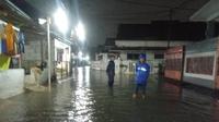 Luapan air kali akibat tanggul jebol di Perumahan Tirta Mandala, Cilodong, Depok. (Dokumentasi DPUPR Depok)