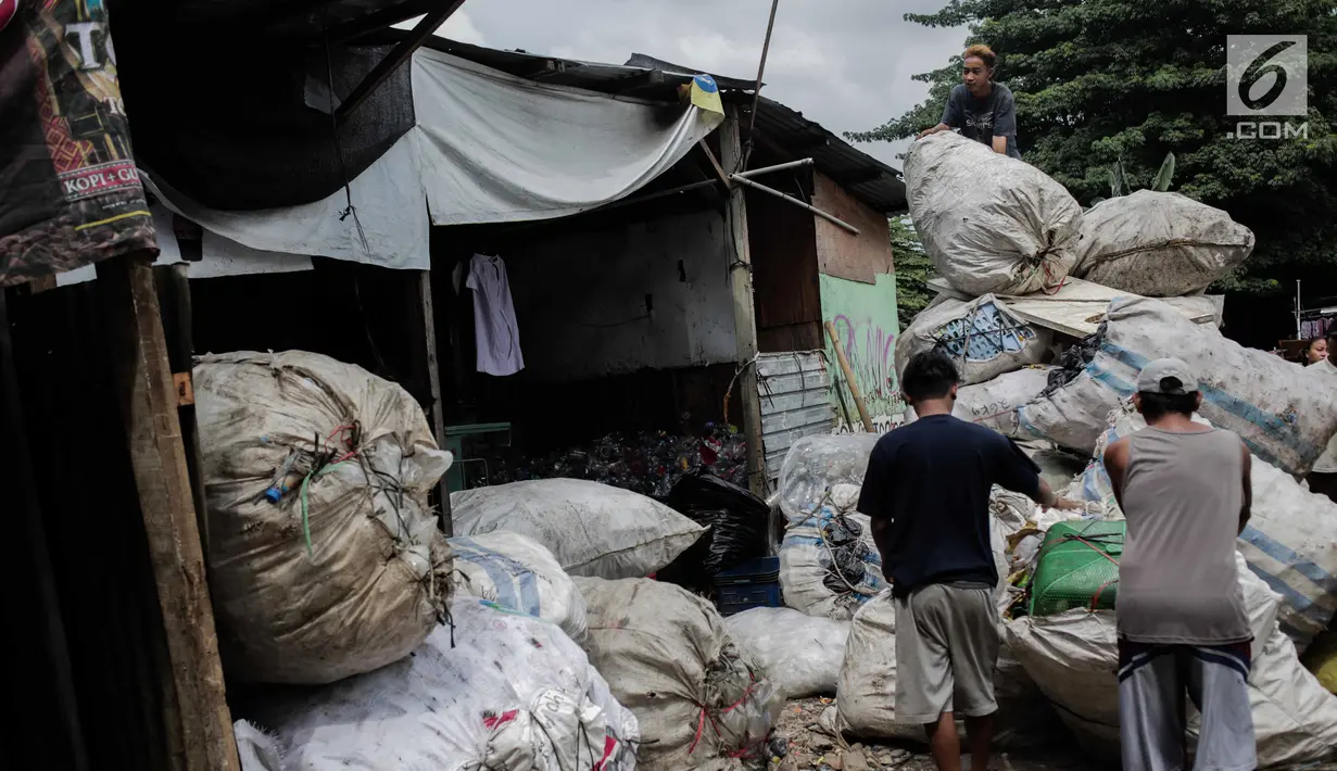 Warga mendorong gerobak sampah di permukiman liar di kawasan Bypass, Pramuka, Jakarta Timur, Rabu (21/2). Instruksi menertibkan pemukim liar di lahan seluas 9.820 meter persegi itu tak kunjung dikerjakan. (Liputan6.com/Faizal Fanani)