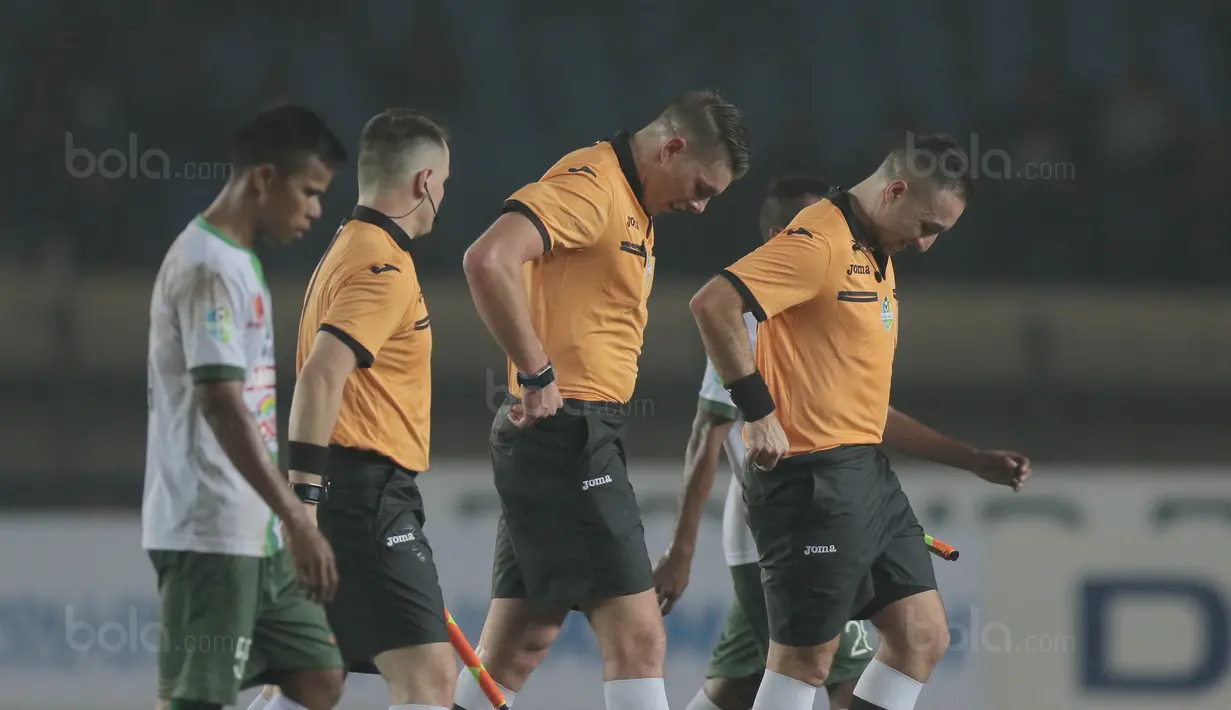 Ketiga wasit asal Australia bersiap menuju ruang ganti usai memimpin laga Persib Bandung melawan PS TNI pada lanjutan Liga 1 2017 di Stadion Si Jalak Harupat, Sabtu (05/8/2017). (Bola.com/Nicklas Hanoatubun)