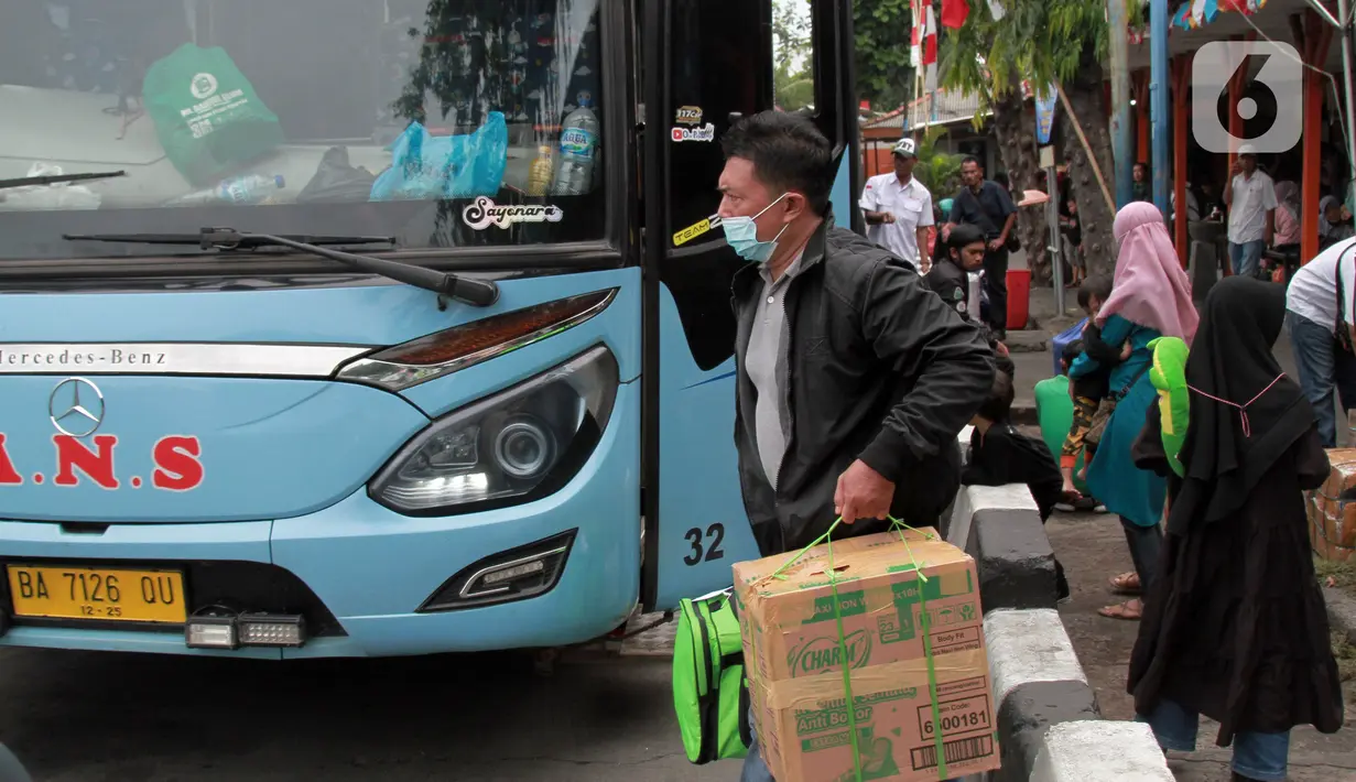 Sejumlah calon penumpang menaiki bus antar kota di terminal Kalideres Jakarta, Kamis  (22/12/2022).  Kepala Dinas Perhubungan (Kadishub) DKI Jakarta, Syafrin Liputo menyebutkan,  Jelang Natal dan Tahun Baru penumpang bus antarkota antarprovinsi (AKAP) di Terminal Kalideres mengalami lonjakan hingga 100 persen. (Liputan6.com/Johan Tallo)