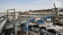 Kendaraan saat melintasi proyek pembangunan Halte Transjakarta Pasar Senen, Jakarta, Rabu (19/8/2020). Halte Transjakarta yang nantinya akan terintegrasi dengan Pasar Jaya Senen tersebut ditargetkan rampung pada akhir tahun 2020. (merdeka.com/Iqbal S. Nugroho)