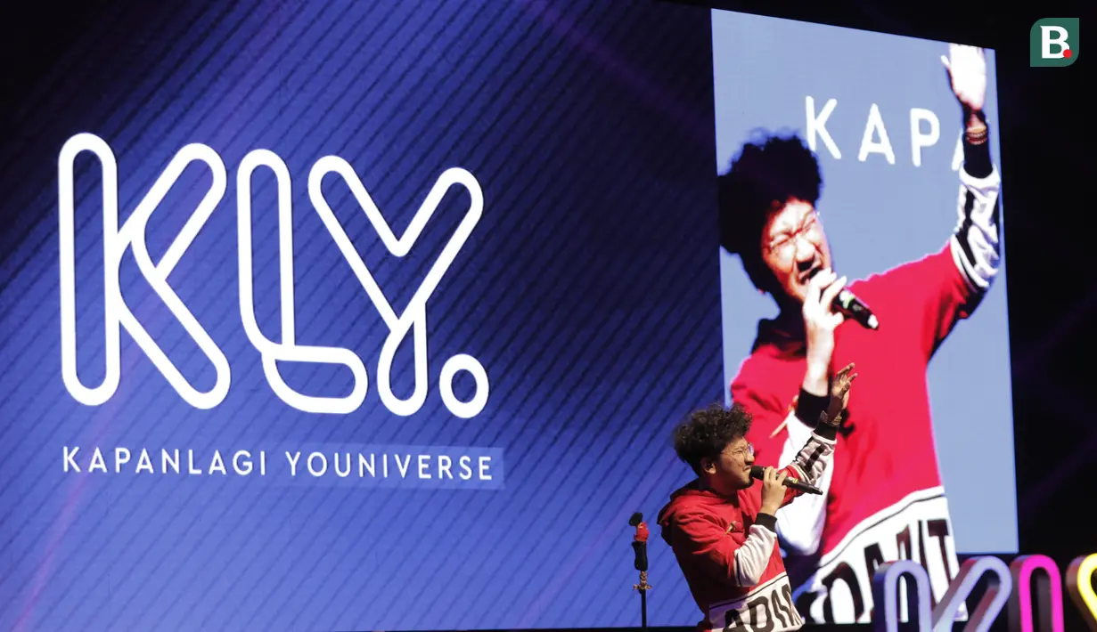 Musisi Kunto Aji meriahkan XYZ Day 2018 di The Hall Senayan City, Jakarta Pusat pada Rabu (25/4/2018). Acara XYZ Day juga merupakan ajang perkenalan KapanLagi Youniverse. (Bola.com/M Iqbal Ichsan)