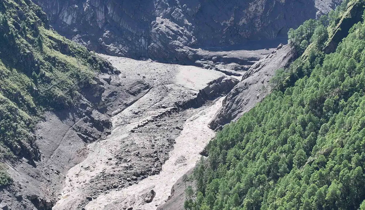 Foto udara memperlihatkan lokasi Pelabuhan Gyirong yang hancur (tengah) di perbatasan antara Tiongkok dan Nepal, setelah tanah longsor melanda kawasan tersebut dua hari sebelumnya di Kabupaten Gyirong, wilayah Tibet di Tiongkok bagian barat, Sabtu, 29 Agustus 2026. (AFP/ CNS)