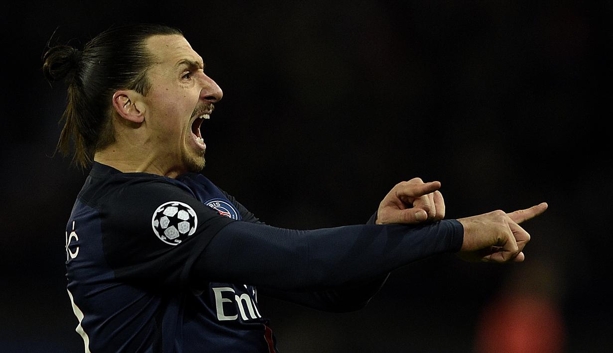 Ekspresi striker Paris Saint-Germain, Zlatan Ibrahimovic, setelah mencetak gol ke gawang Chelsea dalam babak 16 Besar Liga Champions di Stadion Parc des Princes, Paris, (16/2/2016). (AFP/Franck Fife)