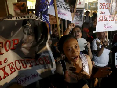 Sejumlah aktivis bergembira setelah mendengar pemerintah Indonesia menunda pelaksanaan eksekusi hukuman mati terhadap Mary Jane, di depan Kedutaan Indonesia di Filipina, Rabu (29/4/2015). (REUTERS/Erik De Castro)