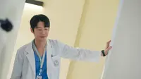 7 Potret Jung Joon Won, Pemeran Kepala Residen Green Flag di Serial Resident Playbook