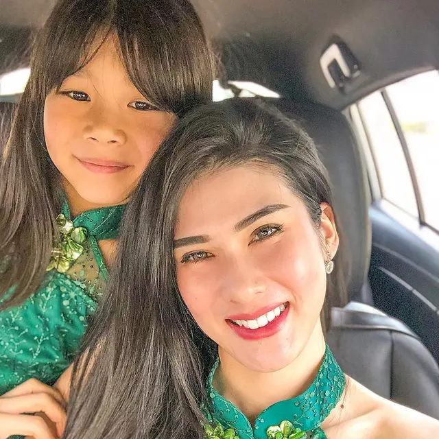 6 Potret Stevie Agnecya Mantan Istri Samuel Rizal Bareng Anak, Penuh Kehangatan