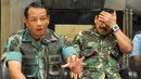 KSAU Agus Supriatna (kiri) membantah pesawat F-16 yang terbakar akibat menggunakan suku cadang palsu saat konferensi pers di Markas besar TNI Cilangkap, Jakarta, Kamis (16/4/2015).  (Liputan6.com/Yoppy Renato)