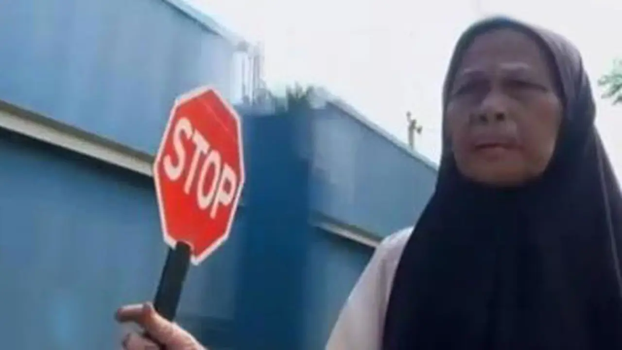 Pantang Menyerah: Nek Katum, Nenek si Penjaga Lintasan Kereta Api
