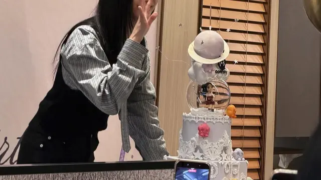 Rayakan Ulang Tahun ke-31, Jisoo BLACKPINK Tampil Smart Casual Saat Traktir Fans Makan hingga Bagi Hadiah iPhone