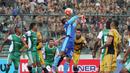 Aksi kiper PS TNI, Teguh Amiruddin, menghalau bola dari pemain Mitra Kukar pada laga Torabika Soccer Championship 2016 presented by IM3 Ooredoo di Stadion Siliwangi, Bandung, Sabtu (14/5/2016). Mitra Kukar menang 4-1. (Bola.com/Nicklas Hanoatubun)