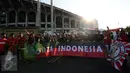 Suporter Indonesia membentangkan spanduk jelang menyaksikan laga final kedua Piala AFF 2016 antara Thailand melawan Indonesia di Rajamangala National Stadium, Sabtu (17/12). Laga sebelumnya, Thailand kalah 1-2. (Liputan6.com/Helmi Fithriansyah)