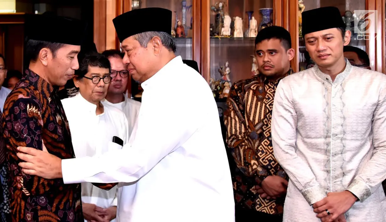 Presiden ke-6 RI Susilo Bambang Yudhoyono (tengah) bersalaman dengan Presiden Joko Widodo atau Jokowi  (kiri) saat menerima kedatangan jenazah sang istri Ani Yudhoyono di Puri Cikeas, Bogor, Sabtu (1/6/2019). (Liputan6.com/Pool/Biro Pers Setpres)