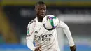Pemain Arsenal, Nicolas Pepe, mengejar bola saat melawan Leicester City pada laga Piala Liga Inggris di Stadion King Power, Kamis (24/9/2020). Arsenal menang dengan skor 2-0. (Tim Keeton/Pool via AP)