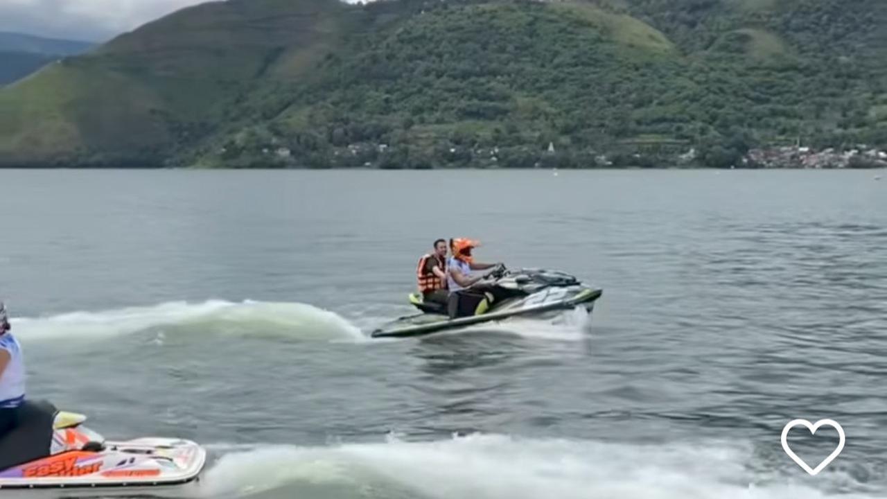 Potret Raffi Ahmad Ajak Ariel CS Main Jet Ski di Danau Toba Tuai Pujian, Desta Disorot Karena Pakai Payung Sendiri