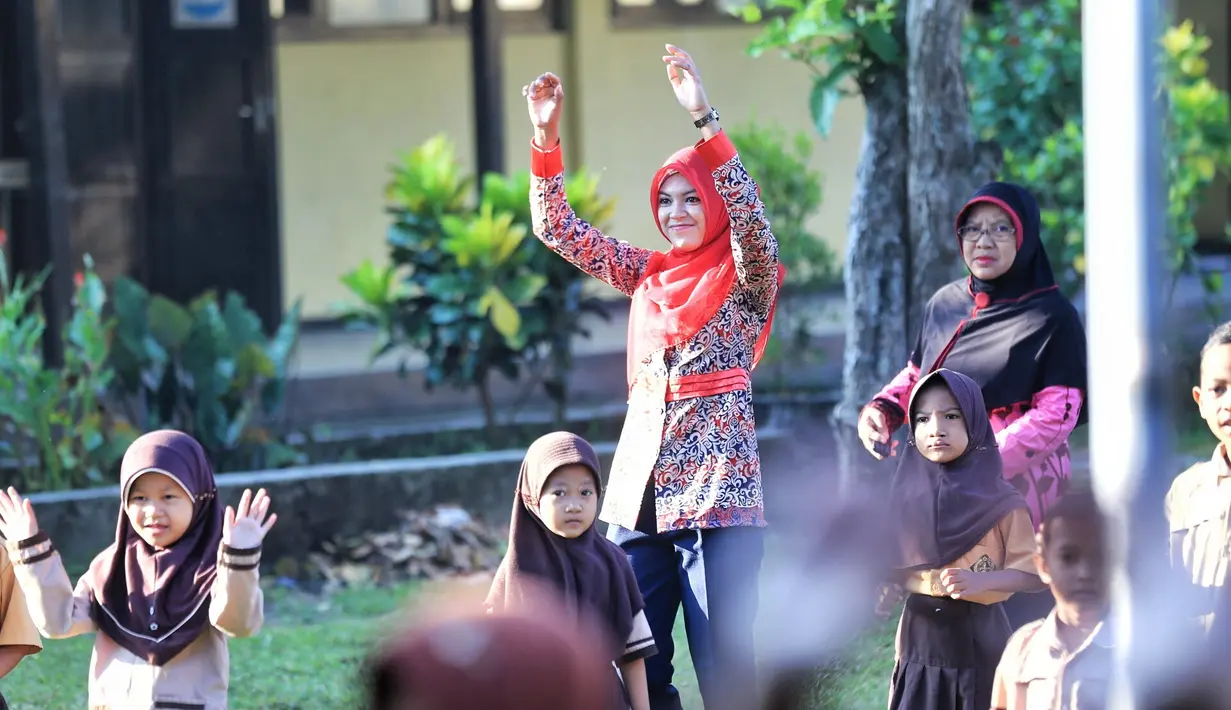 Potret keceriaannya sangat terlihat ketika sedang mengajar anak didiknya. Dari pantauan Bintang.com yang berhasil mengikuti dari rumah hingga saat mengajar. (Adrian Putra/Bintang.com)