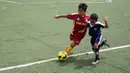 Kedua anak berebut bola saat berlaga pada Liga Bola Indonesia. Liga Bola Indonesia merupakan ajang pembinaan bagi para pesepak bola muda tanah air. (Bola.com/Vitalis Yogi Trisna)