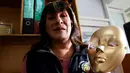 Pamela Valenzuela menjadi transgender pertama yang mendapatkan KTP khusus di La Paz, Kamis (8/9). Hukum di Bolivia memungkinkan warga transgender dapat mendaftar untuk kartu ID menggunakan nama dan jenis kelamin asumsi mereka. (REUTERS/David Mercado)