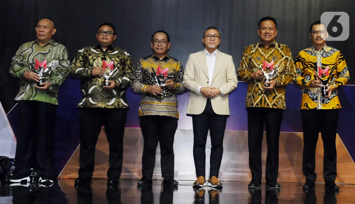 Menteri Perdagangan Zulkifli Hasan (ketiga kanan) foto bersama nominator Program Penguatan Ekspor Daerah pada ajang Merdeka award 2023 di SCTV Tower, Jakarta, Rabu (30/8/2023). (merdeka.com/Imam Buhori)