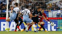 Antonio Candreva mencetak gol ke gawang Inter Milan (Reuters/Giampiero Sposito)