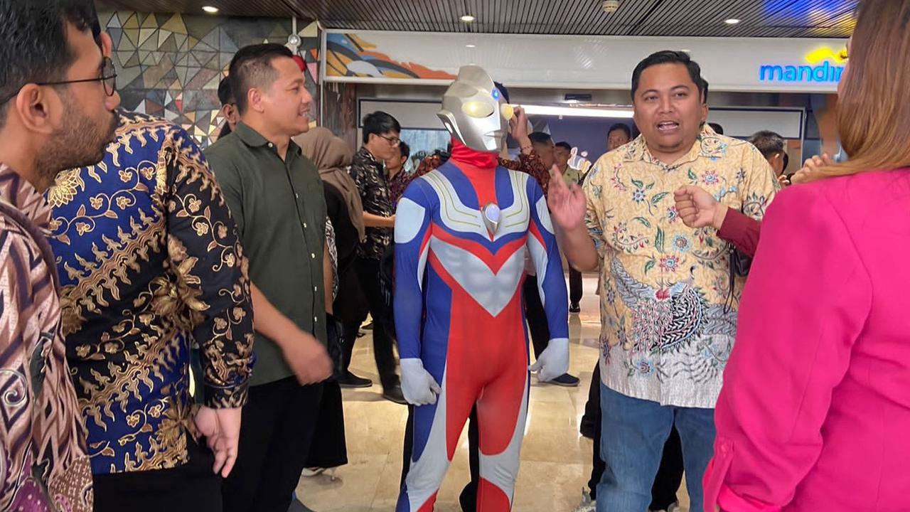 Luar Biasa, Anggota DPR Berkostum Ultraman Ternyata Punya Kekayaan Rp3,8 Miliar dan Tak Punya Utang