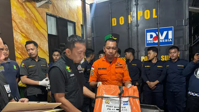 Penyerahan bagian tubuh (body part) serta sejumlah barang pribadi yang diduga milik korban ketiga kecelakaan pesawat ATR 42-500 pada Rabu (21/1/2026).