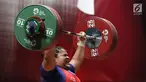 Lifter Indonesia, Nurul Akmal bersiap melakukan angkatan di kelas 75+ kilogram putri angkat besi Asian Games 2018 di JI Expo,Kemayoran, Senin (27/8). Nurul Akmal gagal meraih medali dengan total seberat 253 kilogram. (Lipujtan6.com/Helmi Fithriansyah)